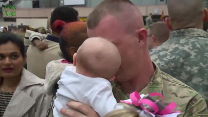 Войници виждат бебета си за пръв път