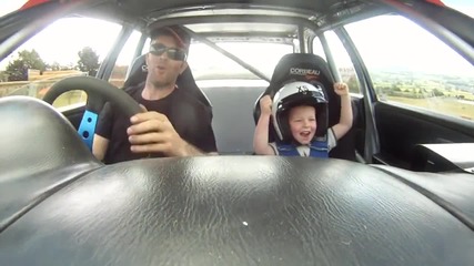 Малко момче се радва на рали шофирането