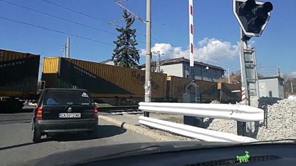 Влак преминава на вдигната бариера през Нови Искър