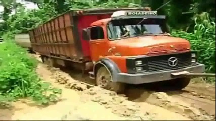 Трактор тегли три камиона Мерцедес