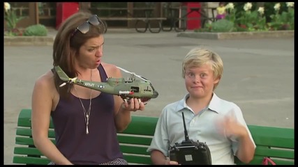 Хеликоптер играчка преследва крадец - скрита камера