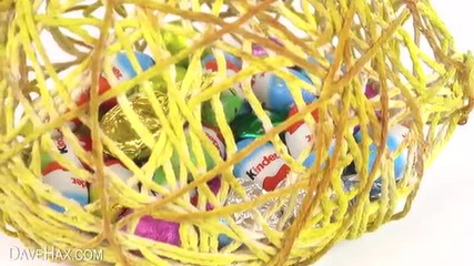 Великденско яйце направено от конец и балон пълно с бонбони