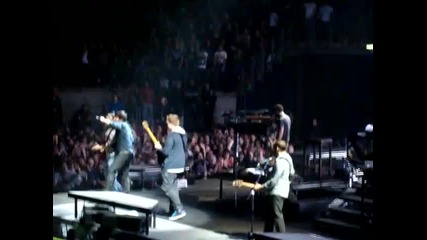 Faint - Linkin Park live O2.11.2010 (fans playing the guitar) 