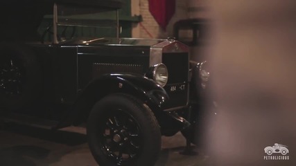 Стар замък превърнат в музей на ретро автомобили