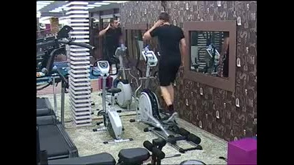 Vip Brother 2013 - Пламен тренира и си пее