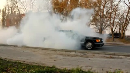 Mercedes Benz 560 Burnout