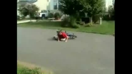 Biker Прескача колело на земята ама пада много лошо по врат !