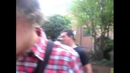 One Direction пред Brmb радио раздават автографи