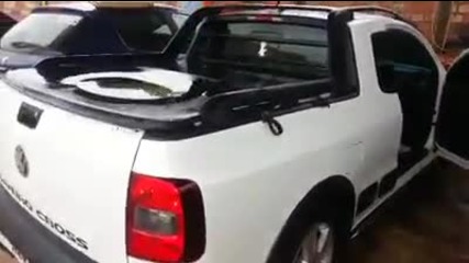 Мощен бас на автомобил кара водата да подскача