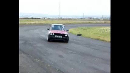 Луд пич щуреее с Бмв!!!яко дрифтчета. 