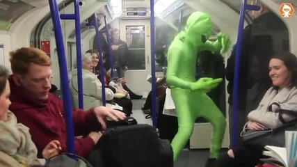 Футболни хулигани не дават на зелен извънземен да се качи в лондонското метро