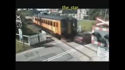 Влак за малко да смачка кола