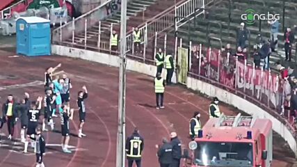 Футболисти и фенове на Локо Сф празнуват спечелената точка на "Армията"