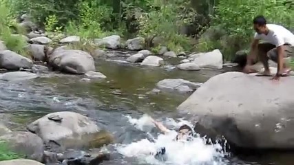 Момиче се засажда в реката след неуспешен скок