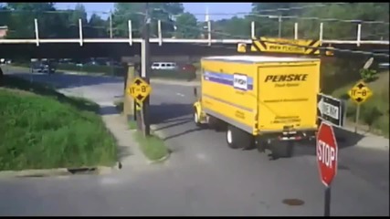 Камион се разбива в мост!