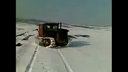 Трактор ХТЗ ДТ-54А в землището на с. Звънарци