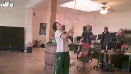 Приятелите му опитват да му направят номер но...