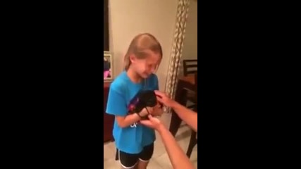 Малко момиче се разплаква, след като получи кученце за рождения й ден.
