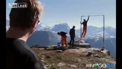 Такъв скок не сте виждали. , а и едвали бихте рискували живота си от ръба на върха на планината !