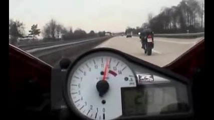 Youtube - Bike Yamaha R1 vs Suzuki Gsx - R 1000 Street Racing Motorcycle 