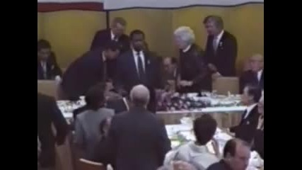 Джордж Буш - старши повръща върху японския премиер 