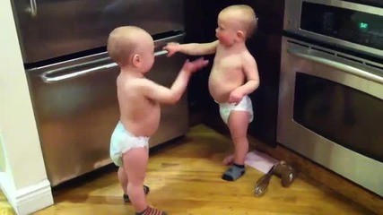 Бебета близнаци водят разговор
