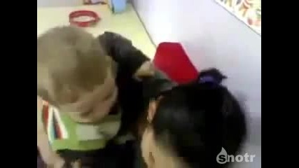 Перверзно бебе налита на каки 