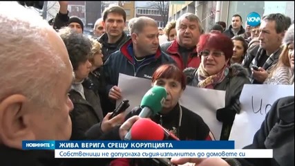 Измамени собственици на апартаменти спряха с жива верига съдия-изпълнител