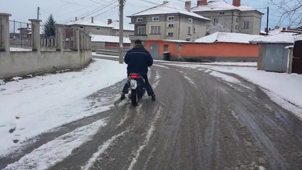 winter drift with Aprilia sr (снежен дрифт)