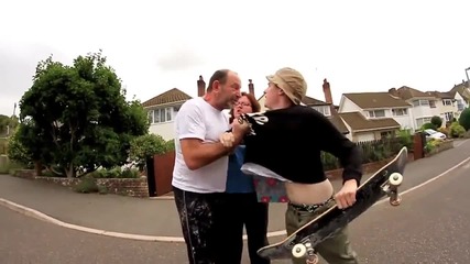 Скейтъри срещу ядосан татко