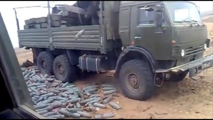 Руски войници сортират боеприпаси