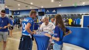 Пламен Николов раздава автографи във фен магазина на Левски