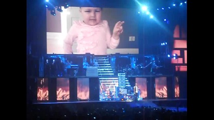 Джъстин пее One Less Lonely Girl в памет на Avalanna - Believe Tour - Glendale, Az 9.29.2012