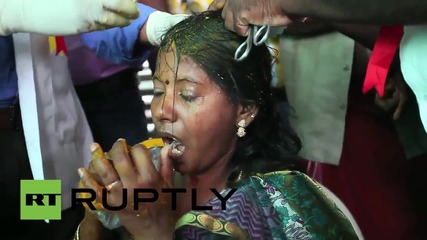 India: Coconuts SMASHED on devotees' heads at Aadi Perukku holy festival