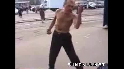 пияница показва бойни умения