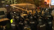 Полицията обстрелва феновете с водни оръдия