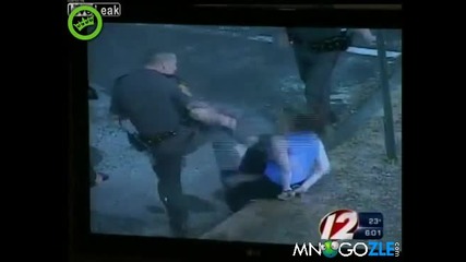 Полицай нокаутира жена с крак
