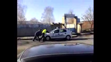 Полицаи бутат патрулкa 