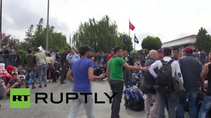 Турция: Бежанци се събират на летището в Истанбул с надеждата да стигнат до северна Европа