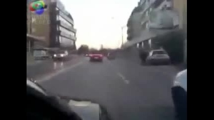 идиоти зад волана 