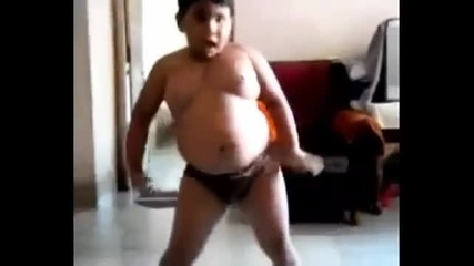 Дебело момче танцува на азис (смях)