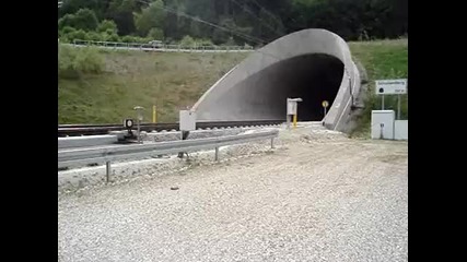 Влак влиза в тунел с 300 км/ч 