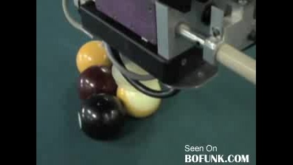 Робот играе билярд