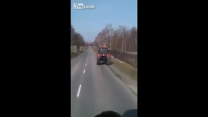 Луд руски тракторист в действие !!!