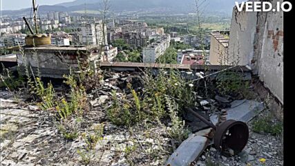 Силно замърсен и повреден покрив на блок в София