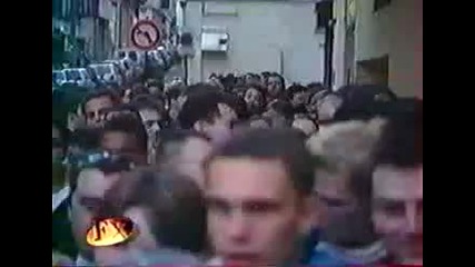 Мацката Нийв Кембъл дава интервю на премиерата на феноменалния си филм Писък 3 (2000) в Париж
