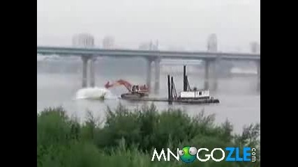 Багер гребец в реката
