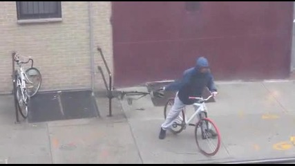 Крадец се опитва да вземе колело