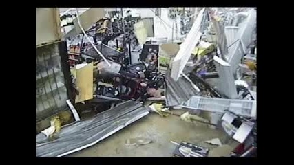 Торнадо потрушава магазин за секунди 