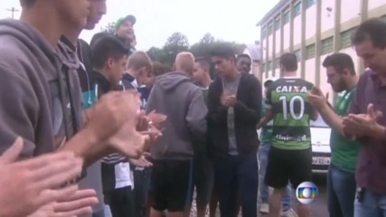 Феновете в Бразилия се молят за загиналите в самолетната катастрофа